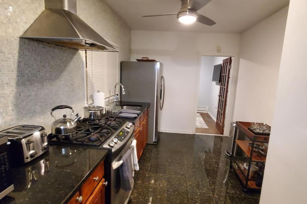 Quiet 3 Bedroom Apartment In Private Home ニューヨーク エクステリア 写真